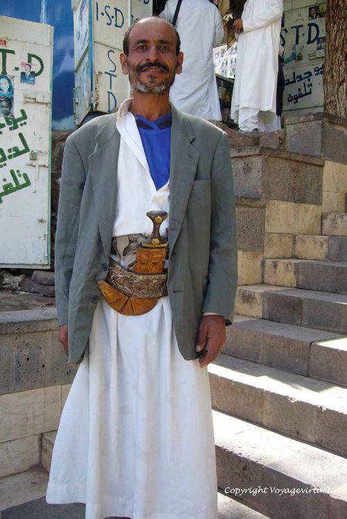 Al-Hoteib jambiya Asid (la plus courante en forme de J) en cuir
Mots-clés: Al-Hoteib jambiya Asid