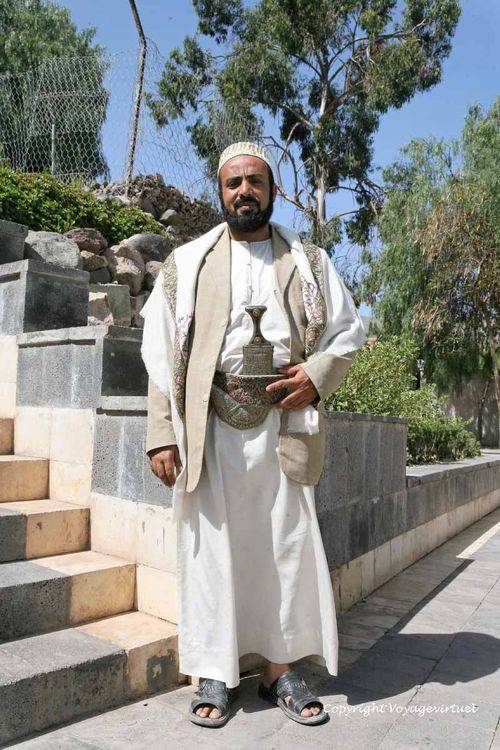 Magnifique jambiya particulièrement travaillée - Al Hoteib, lieu saint des Ismaéliens
La jambiya n'est pas une arme de défense, mais un objet à valeur symbolique très forte, transmis de père en fils, pouvant marquer l'appartenance tribale ou de classe
Mots-clés: jambiya Al-Hoteib Ismaéliens