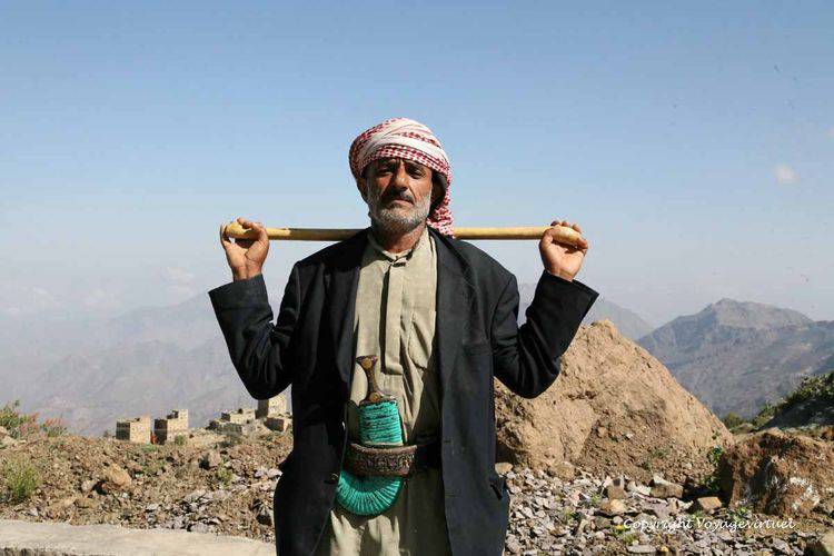 L'homme fier sur la route d'Al-Hajjarah
Mots-clés: homme fier Al-Hajjarah