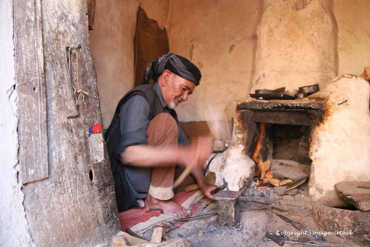 L'artisan qui fabrique des ciseaux avec de vieux obus - Kawkaban
Mots-clés: artisan ciseaux obus Kawkaban