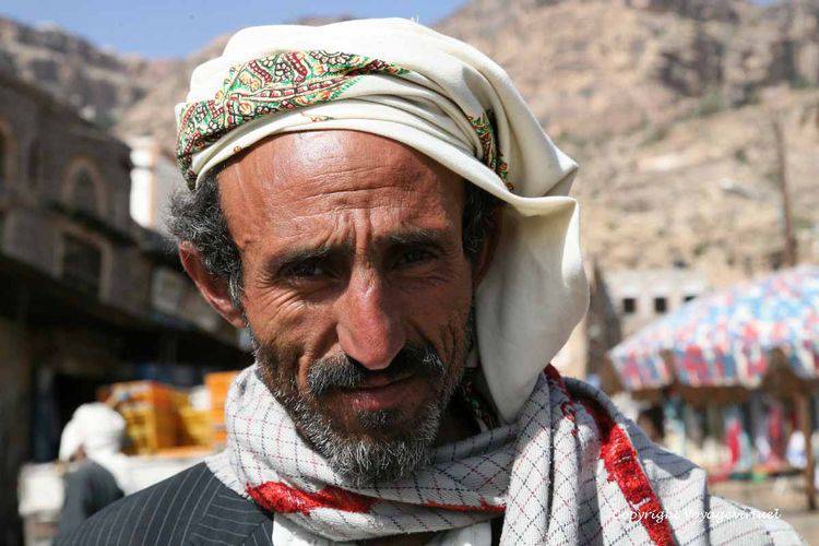 En descendant une rue de Shibam, portrait d'un passant
Mots-clés: portarit passant Shibam