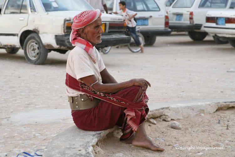 Shibam-hadramaout : le viel homme assis avec sa ceinture de maintien entre le dos et les jambes
Mots-clés: Shibam-hadramaout vieil homme ceinture maintien