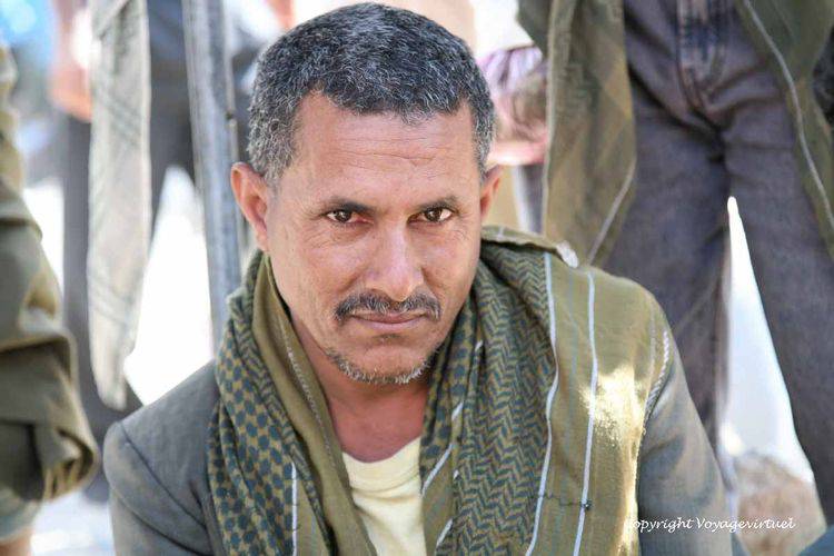 Regard du marchand de qat à Taez
Que voyez-vous dans ce regard ?
Mots-clés: marchand Taez qat regard