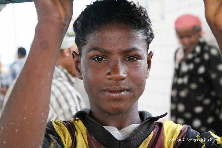 Jeune porteur de la Tihama au marché de poissons d'Al-Hodeidah
Mots-clés: marché-aux-poissons Al-Hodeidah