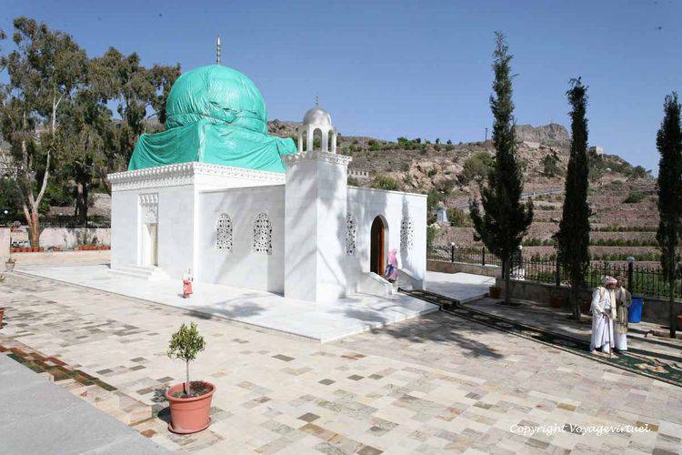 Vue la tombe du prophète Hatim al-Hamidi
Dommage que le dôme d'or soit recouvert d'une bâche !
Mots-clés: Al-Hoteib