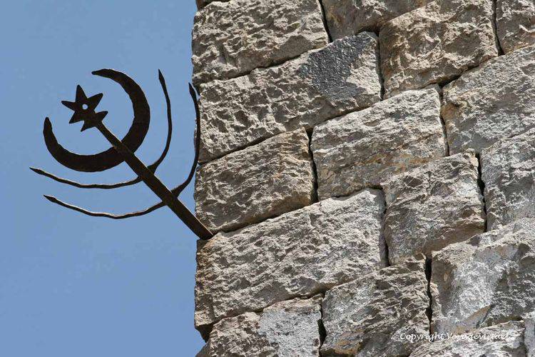 Je recherche toujours la signification et l'utilité de cet objet planté au coin de certains murs
Mots-clés: Kahel