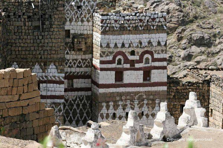 Maison aux pierres peintes de motifs rouge et blanc
Mots-clés: Kahel