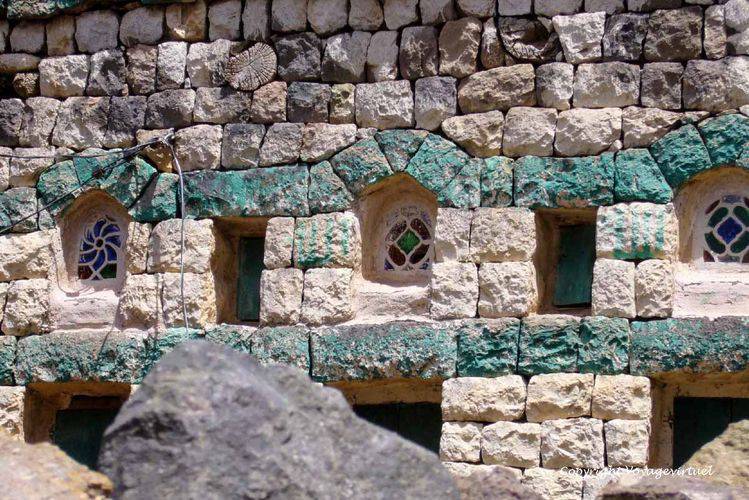 Vitraux sur lignes de pierres peintes
Mots-clés: Kahel