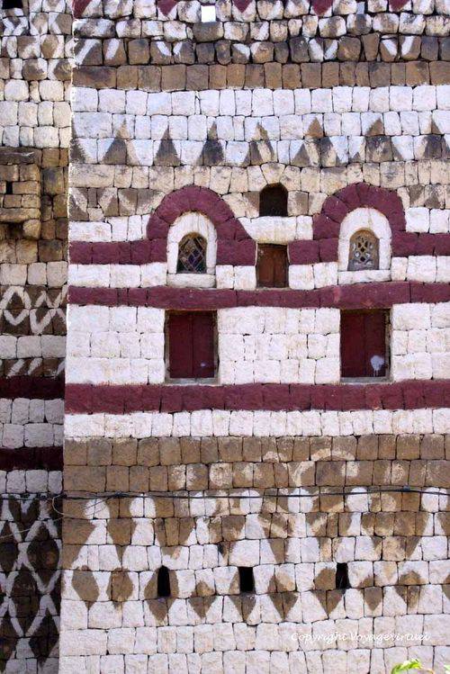 Détail de la décoration rouge et blanche
Mots-clés: Kahel