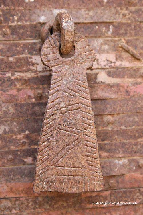 Heurtoir de porte en métal gravé
Mots-clés: Kahel