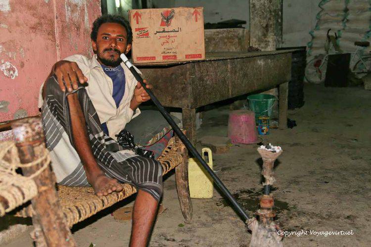 Fumeur de Mada'ah (sorte de narghile)
Mots-clés: souk Khokhah Tihama Mada'ah narghile
