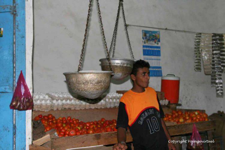 Balance à l'ancienne chez le marchand de légumes
Mots-clés: Khokhah Tihama souk