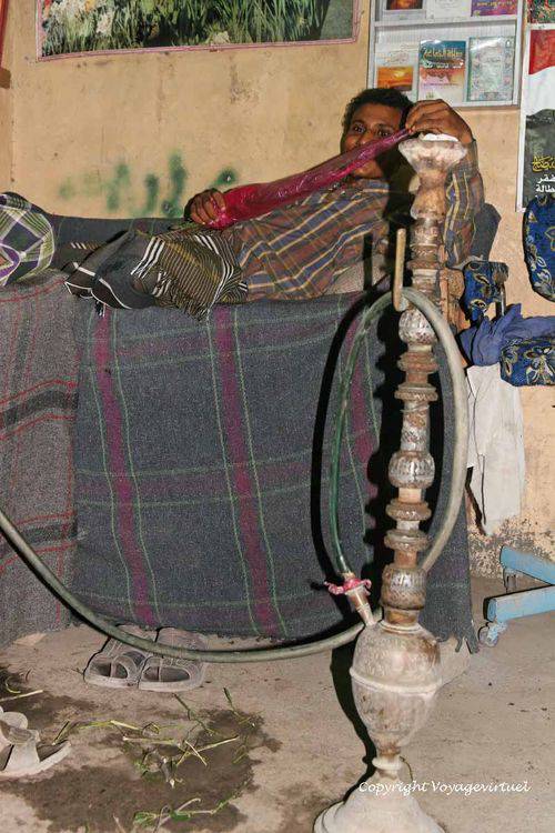 Gros plan sur l'antique mada'ah encore appelée shisha ou naguié ou narghilé
Mots-clés: souk Khokhah Tihama Mada'ah narghile