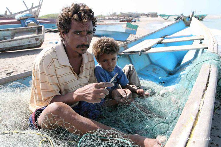 La réparation des filets de pêche
Entre peur et timidité face à l'objectif
Mots-clés: pêcheur Khokhah Tihama