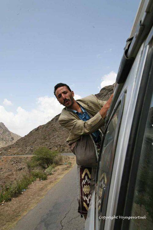 Sur la route entre Magraba et Manakha, passager pas tout à fait clandestin
Mots-clés: Maghraba Harraz