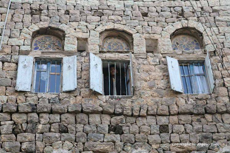 Homme à sa fenêtre
Mots-clés: Manakha