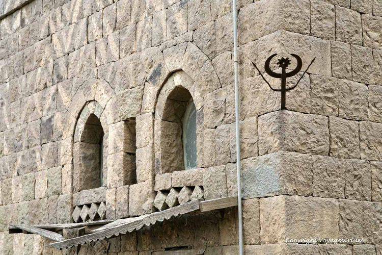 A l'angle de la maison
Mots-clés: Manakha