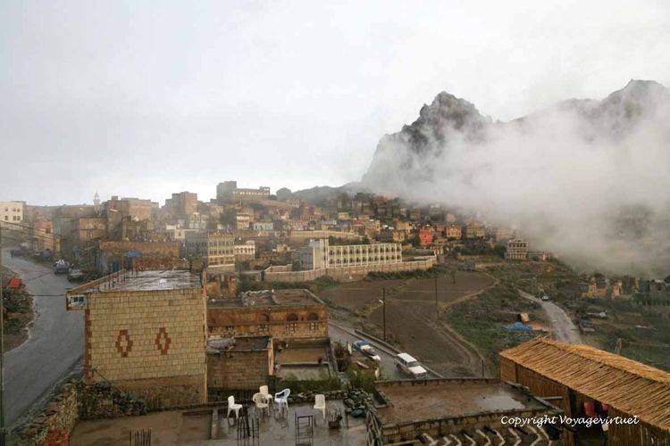 L'arrivée des nuages
Pour la randonnée, il faut démarrer tôt le matin car le brouillard envahit souvent le jebel Haraz en début d'après-midi.
Mots-clés: Manakha