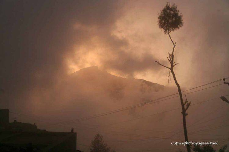 La tête dans les nuages
Mots-clés: Manakha