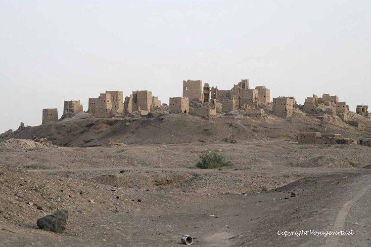 Vue générale de la vieille cité de Marib
Autrefois, la ville de Marib était la plus grande et la plus peuplée du royaume de Saba. Ceinte d'une muraille de plus de 4 km de longueur encerclant un "tell" (colline en arabe) de 1,5 km de long et large de 1 km.
Le tell est, pour les archéologues, un monticule artificiel constitué par l'accumulation de vestiges d'habitats successifs.
Mots-clés: vieille cité Marib tell Saba