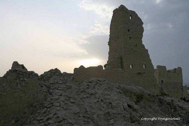 Château dans l'ombre du soir qui arrive
Mots-clés: Marib ombre