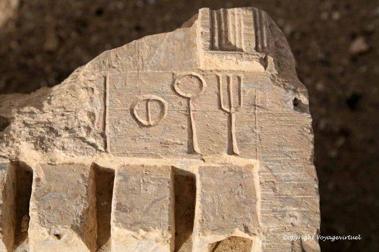 Détail écriture sabéenne
Mots-clés: Marib temple Saba Mahram-Bilqîs