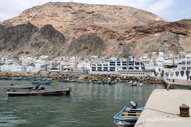 Vue sur le bateau-restaurant installé près du port Mukallah
Mots-clés: Mukallah bateau-restaurant port