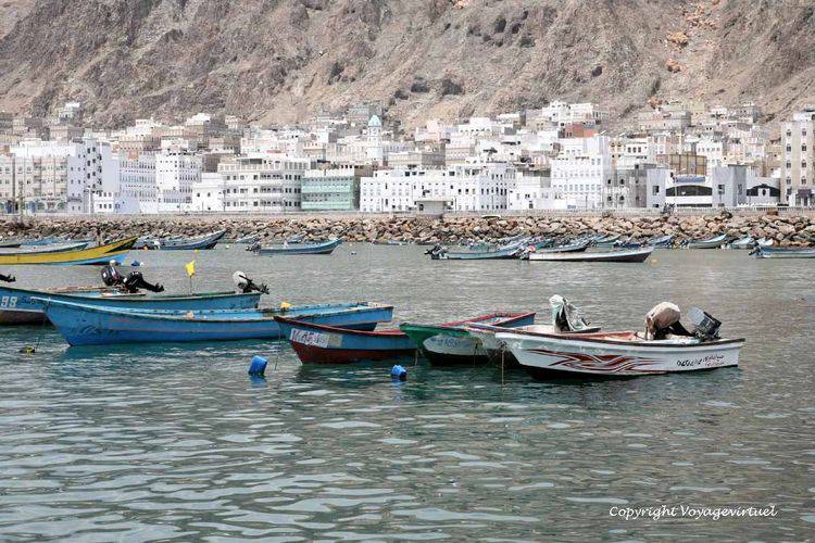 Mukalla, plus de 300.000 habitants est à 100 km de Bir Ali et 800 km de Sana'a.



Mots-clés: Mukalla
