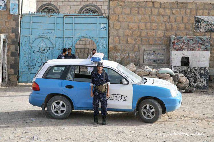 La voiture de police qui nous accompagne sur la route du désert depuis Marib
Mots-clés: police désert
