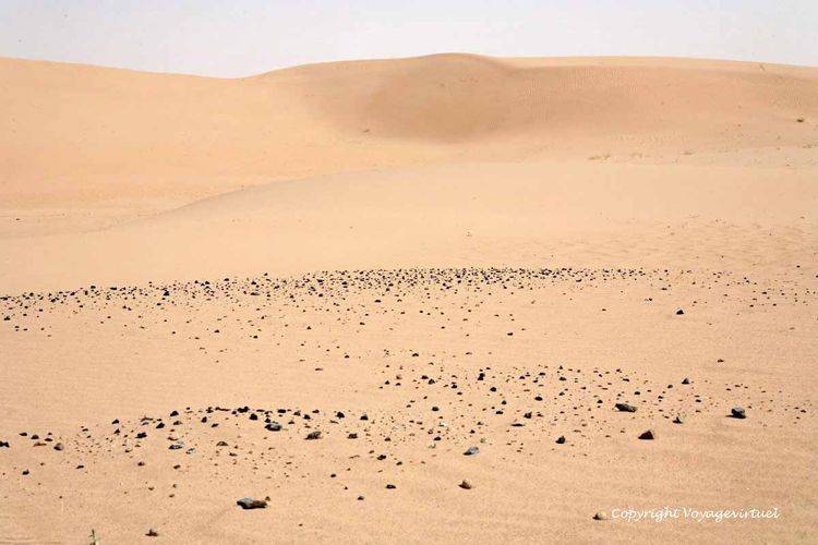 Pierres noires volcaniques et sable doré, Rub al Khali
Mots-clés: Rub-Al-Khali desert pierres sable