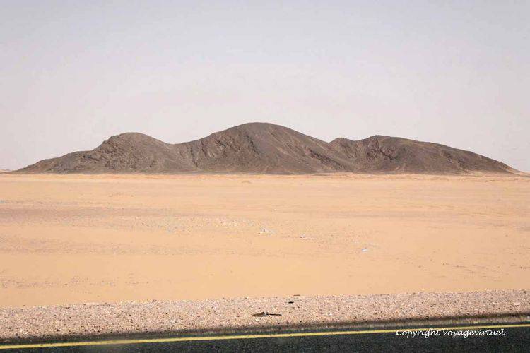 Emergences volcaniques au milieu du désert du Quart Vide ou Rub al Khali
Mots-clés: volcan désert