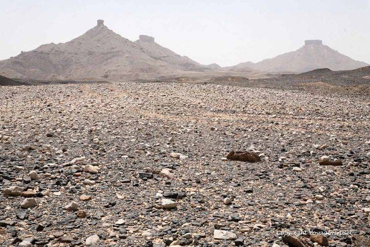 Volcans éteints et minés par le vent et le sable dans le désert pierreux du Ruk Al Khali
Mots-clés: volcans désert Rub-Al-Khali