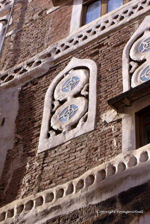 Oeil-de-boeuf sur mur de briques
Mots-clés: Sanaa