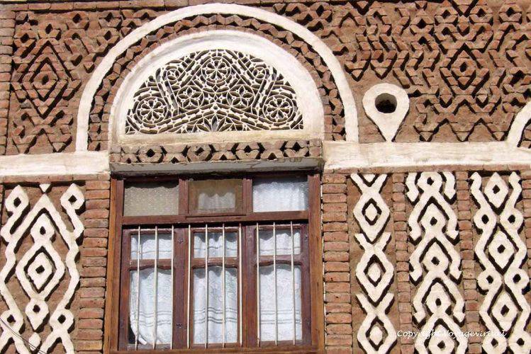 Décoration géométrique en brique
Mots-clés: Sanaa