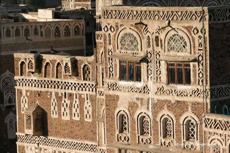 Soleil levant sur façade
Mots-clés: Sanaa