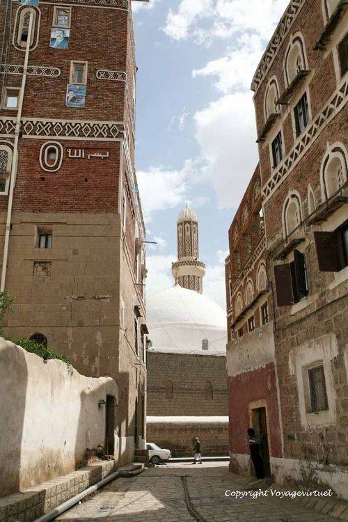 Dans la rue aux murs rouges
Mots-clés: Sanaa