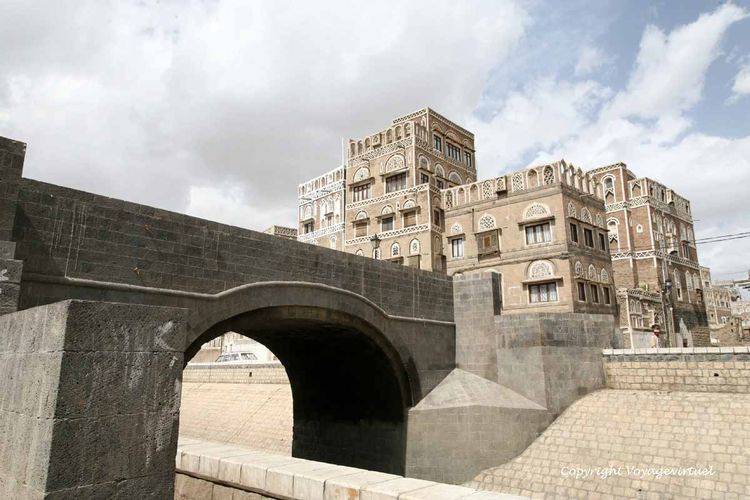 Pont pièton enjambant l'oued (wadi Sailah)
Mots-clés: Sanaa