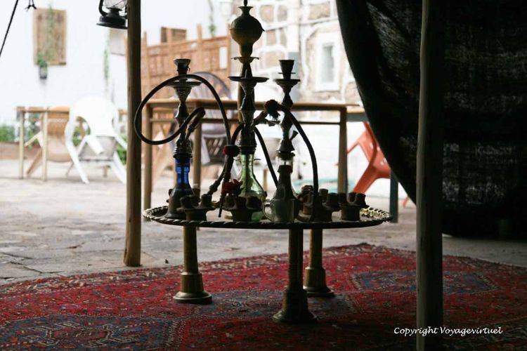 Chichas, pipes à eau ou narghilés
Mots-clés: Sanaa chichas
