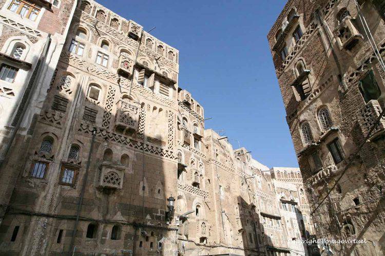 Encorbellements ajourés héritiers de dispositifs defensifs
Mots-clés: Sanaa