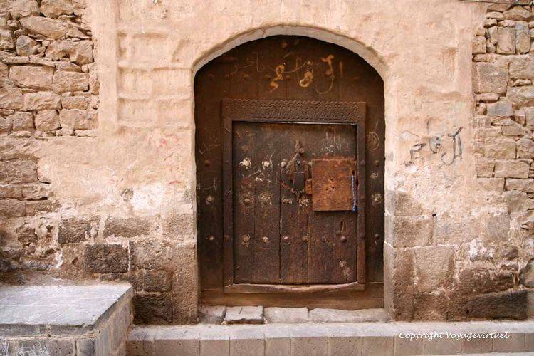 Encore une porte, toujours des portes, mais pas la même!
Mots-clés: Sanaa porte