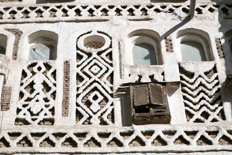 A gauche vitrail cassé en albâtre
Mots-clés: Sanaa