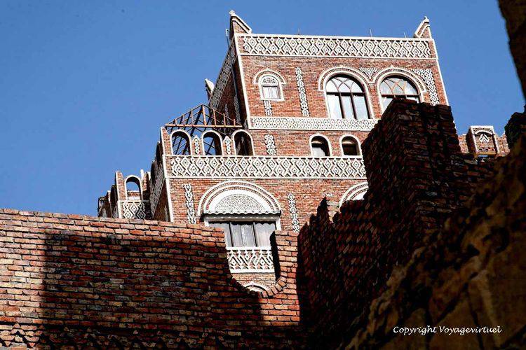 Ombre sur mur, lumière sur mafraj
Mots-clés: Sanaa