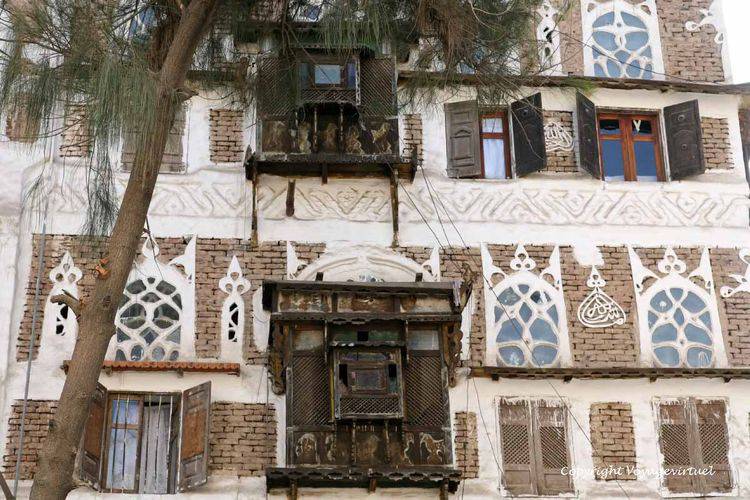 Deux moucharabiehs assez mal en point
Mots-clés: moucharabieh Sanaa