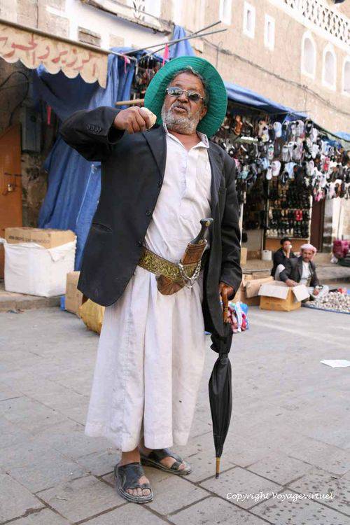 L'homme au parapluie
Mots-clés: Sanaa souk homme