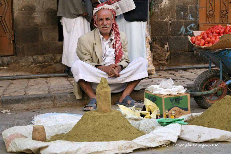 Monticule artistique d'épices
Mots-clés: Sanaa souk