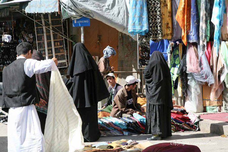 Voile blanc et voiles noir
Mots-clés: Sanaa souk