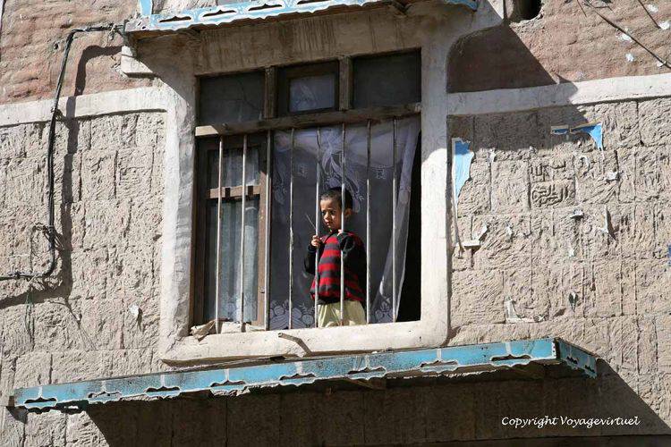 Derrière les barreaux
Mots-clés: Sanaa barreaux