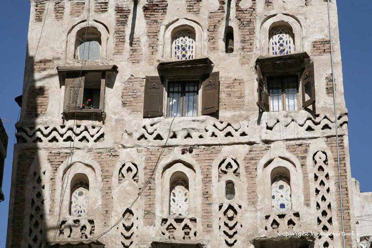 Chaque fenêtre est surmontée d'un arc avec vitrail assurant l'éclairage lorque les volets sont clos
Mots-clés: Sanaa