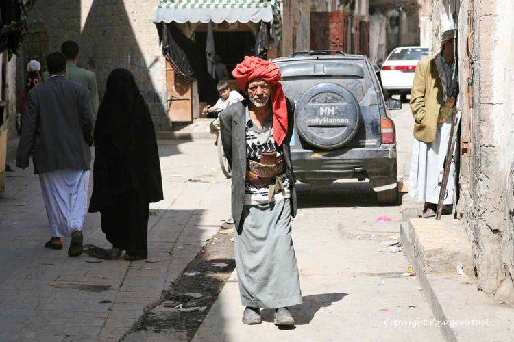 Le vieil homme au turban rouge sans son jambiya
L'absence de jambia est souvent liée à une situation d'endettement
Mots-clés: Sanaa homme
