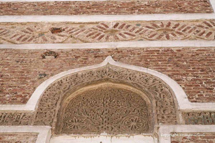 Fins détails sur la mosquée
Mots-clés: Sanaa mosquée